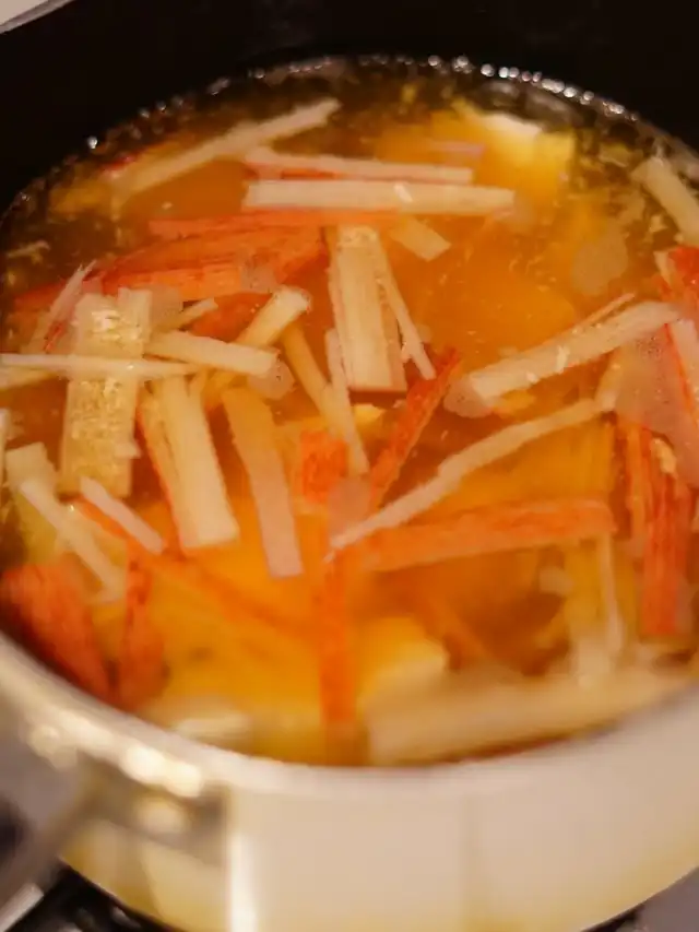 爆速５分で◎ほっこり温まる！豆腐のカニ玉スープ
