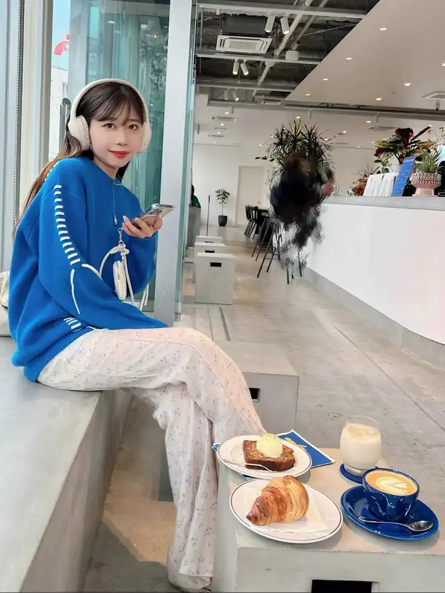 【カフェコーデ】ブルーのカップがかわいいカフェに合わせてブルーコーデ